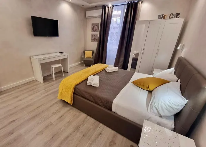 Luxury Near Colosseum, Steps To Metro, Ac & Fast Wifi