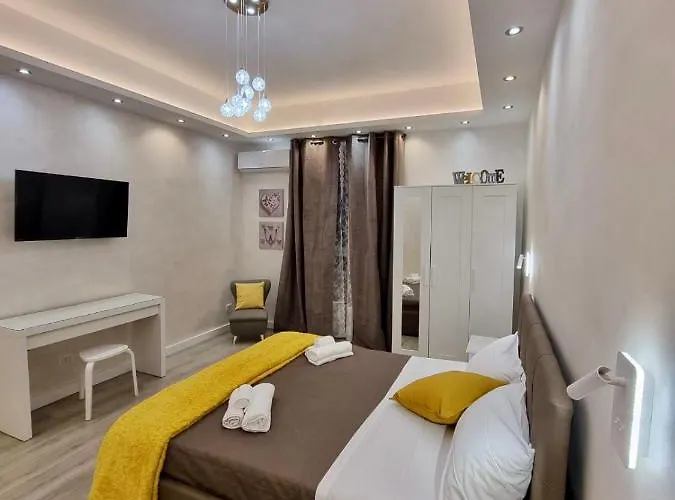 Luxury Near Colosseum, Steps To Metro, Ac & Fast Wifi Apartment *