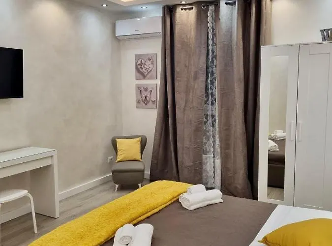 Bright Apartment Near Colosseum, Steps To Metro, Ac & Fast Wifi Apartment