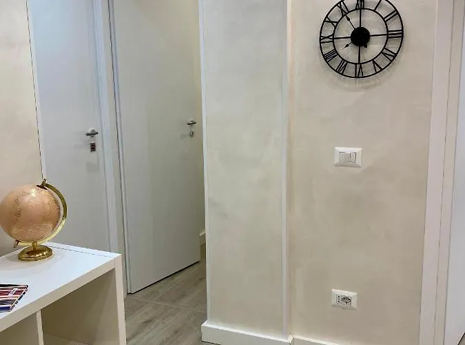 Bright Apartment Near Colosseum, Steps To Metro, Ac & Fast Wifi Apartment Rome