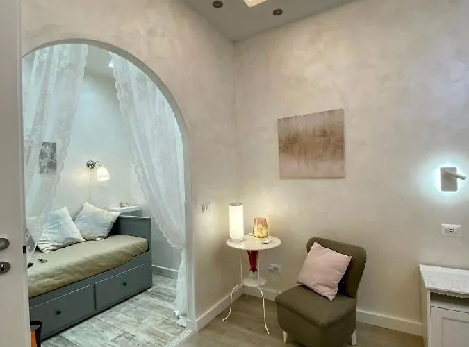Bright Apartment Near Colosseum, Steps To Metro, Ac & Fast Wifi * Rome