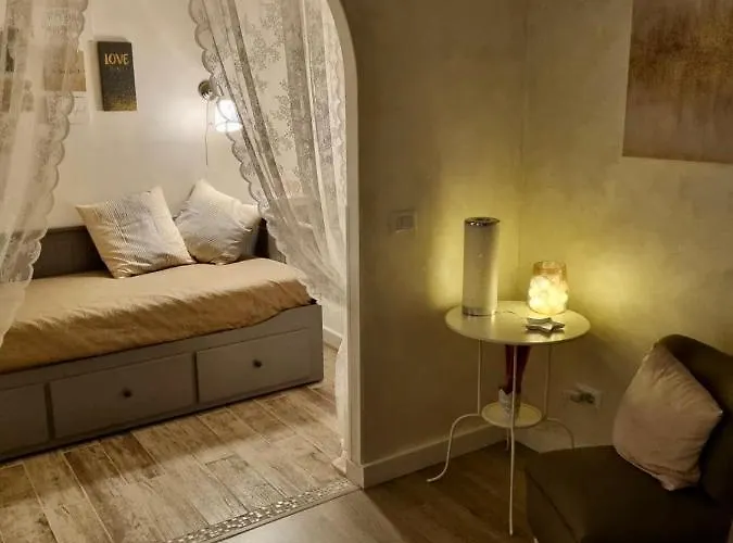 Bright Apartment Near Colosseum, Steps To Metro, Ac & Fast Wifi Apartment Rome