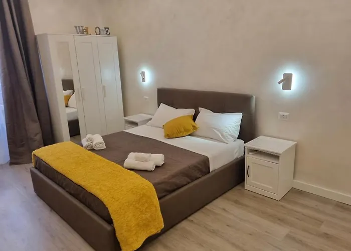Bright Apartment Near Colosseum, Steps To Metro, Ac & Fast Wifi *