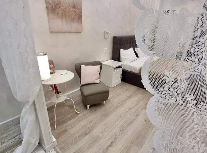 Apartment Luxury Near Colosseum, Steps To Metro, Ac & Fast Wifi