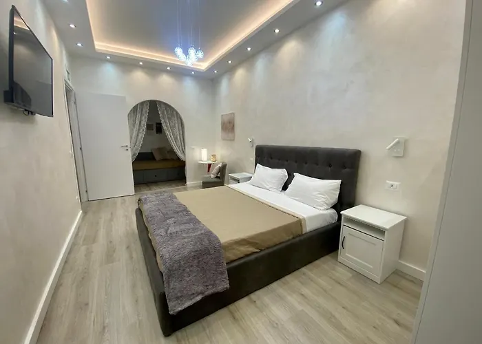 Bright Apartment Near Colosseum, Steps To Metro, Ac & Fast Wifi