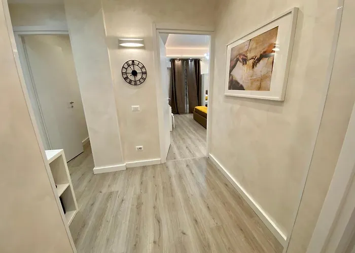 Bright Apartment Near Colosseum, Steps To Metro, Ac & Fast Wifi Apartment *