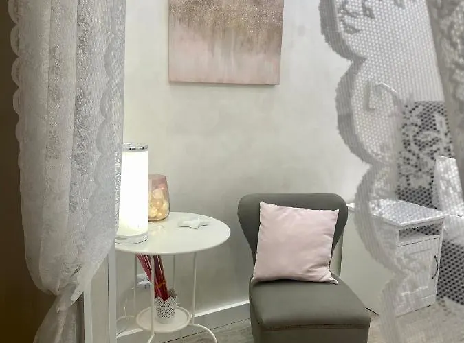 Bright Apartment Near Colosseum, Steps To Metro, Ac & Fast Wifi Apartment *