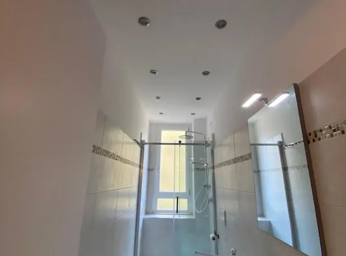 Bright Apartment Near Colosseum, Steps To Metro, Ac & Fast Wifi * Rome