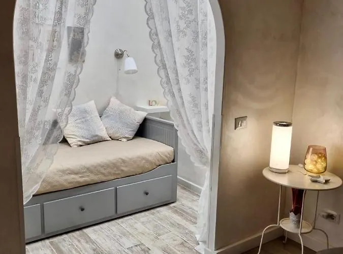Luxury Near Colosseum, Steps To Metro, Ac & Fast Wifi Apartment