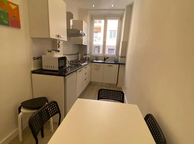 Bright Apartment Near Colosseum, Steps To Metro, Ac & Fast Wifi