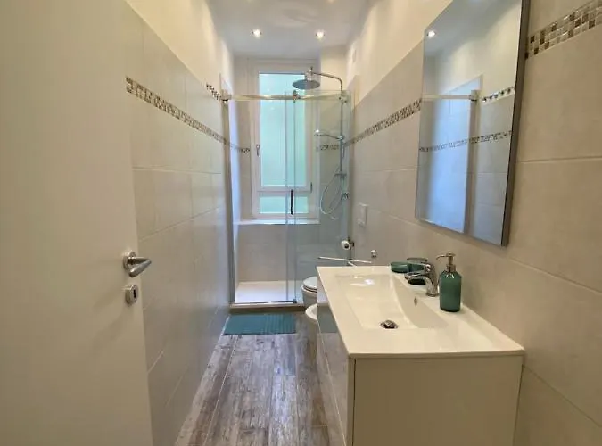 Bright Apartment Near Colosseum, Steps To Metro, Ac & Fast Wifi * Rome