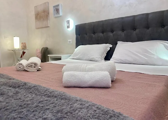 Luxury Near Colosseum, Steps To Metro, Ac & Fast Wifi Apartment