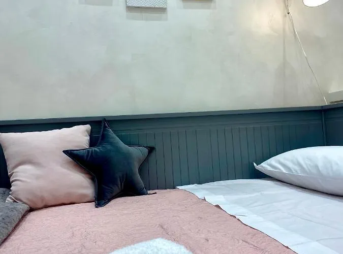 Bright Apartment Near Colosseum, Steps To Metro, Ac & Fast Wifi Apartment *