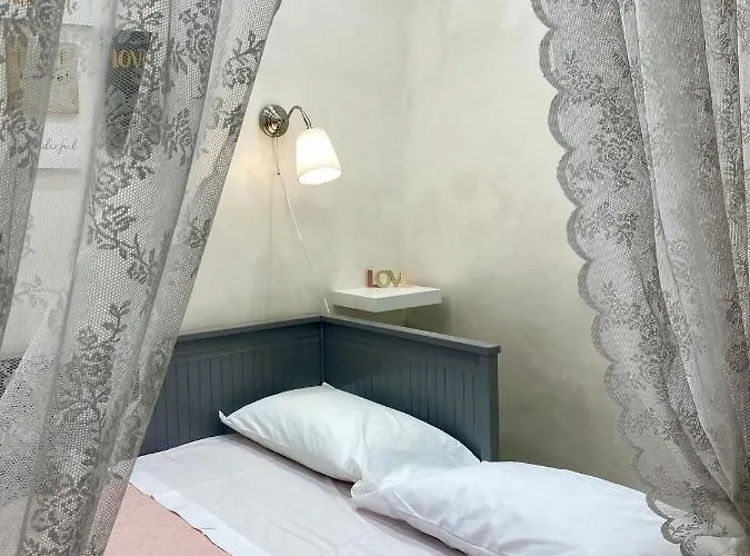 Apartment Bright Apartment Near Colosseum, Steps To Metro, Ac & Fast Wifi Rome