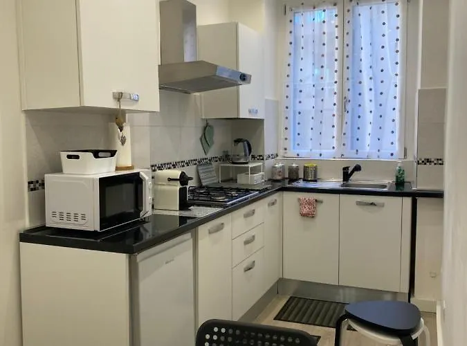 Bright Apartment Near Colosseum, Steps To Metro, Ac & Fast Wifi Apartment Rome