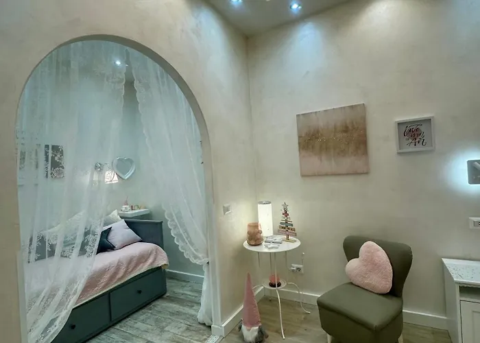 Bright Apartment Near Colosseum, Steps To Metro, Ac & Fast Wifi *