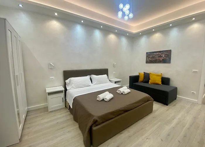 Bright Apartment Near Colosseum, Steps To Metro, Ac & Fast Wifi * Rome